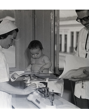 Enfermeira e médico realizando exames de saúde em bebê em 1951. Acervo Firjan 