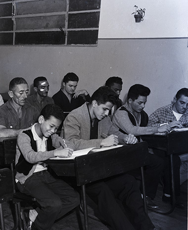Curso de alfabetização do SESI em 1958. Acervo Firjan