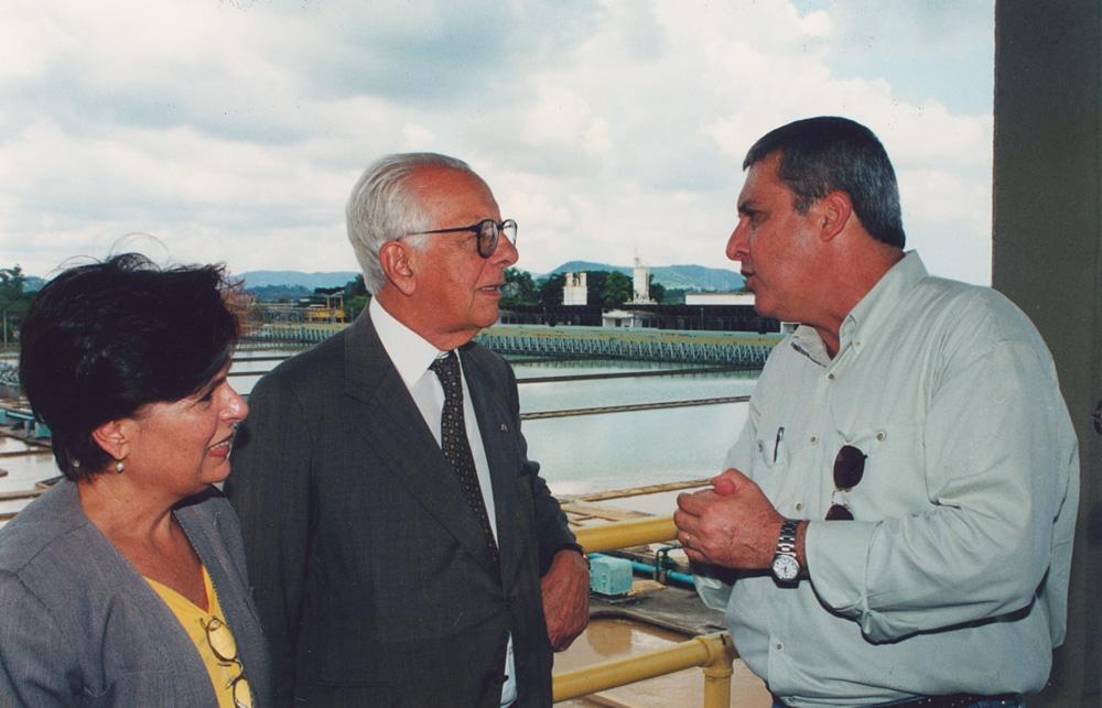 Mauro Ribeiro Viegas em visita ao Guandu em 2002. Crédito: Acervo Firjan