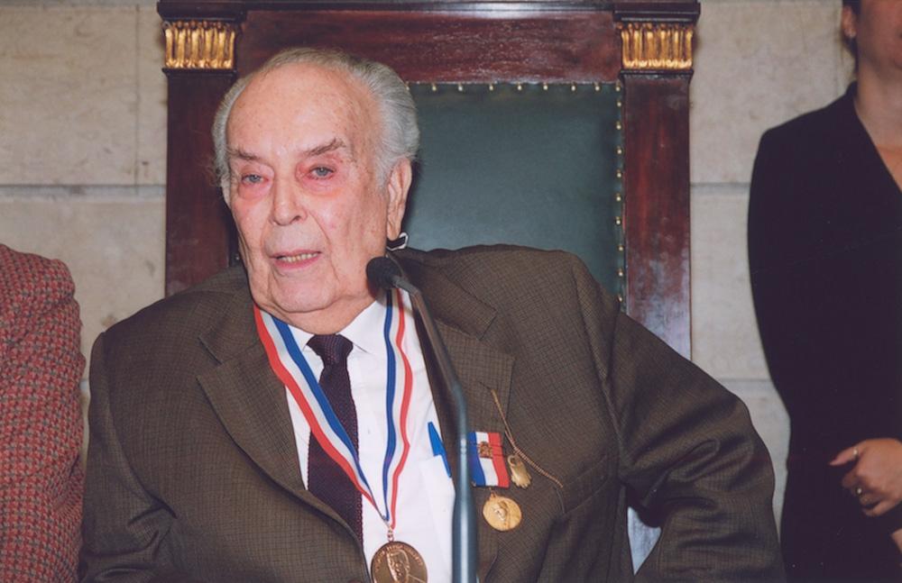 Eliezer Batista recebe a Medalha Pedro Ernesto na Alerj em 2007. Crédito: Acervo Firjan 