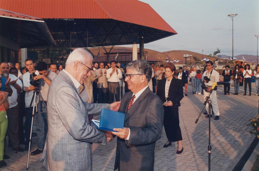 Arthur João Donato e Rubens Muniz na inauguração do CAT de Barra do Piraí em 1997. Créditos: Geraldo Viola/ Acervo Firjan