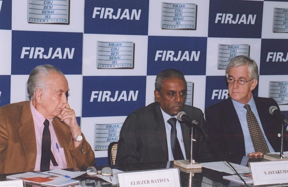 Eliezer Batista e Carlos Fernando Gross na reunião com o vice-ministro de Cingapura em 2005. Créditos: Geraldo Viola/ Acervo Firjan