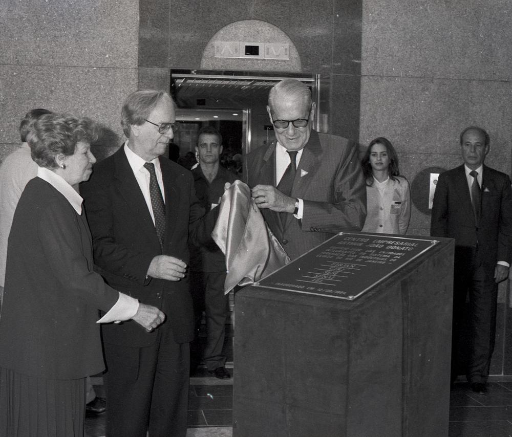 Itamar Franco e Arthur João Donato descerram a placa de inauguração da nova sede em 12/09/1994. Créditos: Fátima Batista/ Acervo Firjan